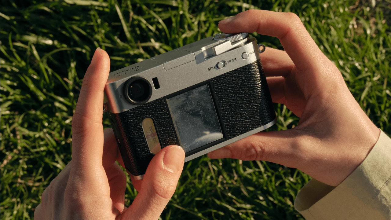 Digitální fotoaparát FujiFilm X half (X-HF1), focení na výšku